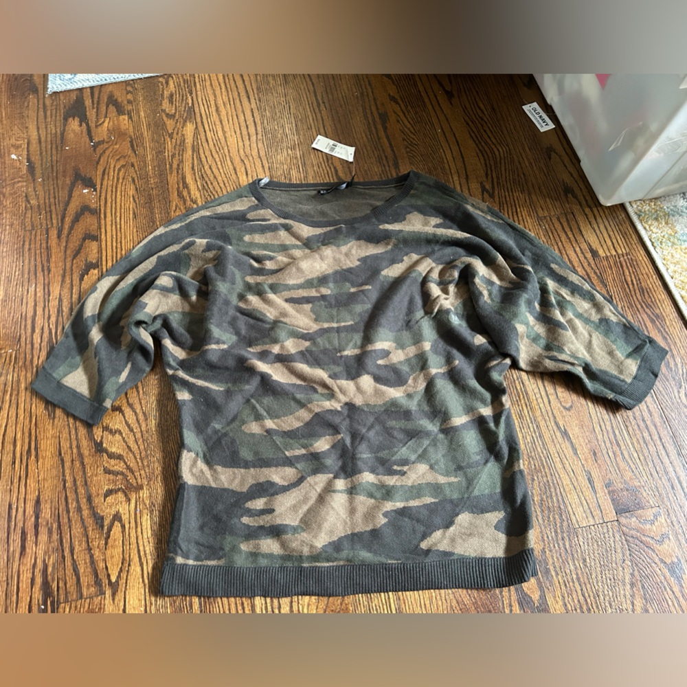 New York and company camo short sleeve sweater size medium-nwt